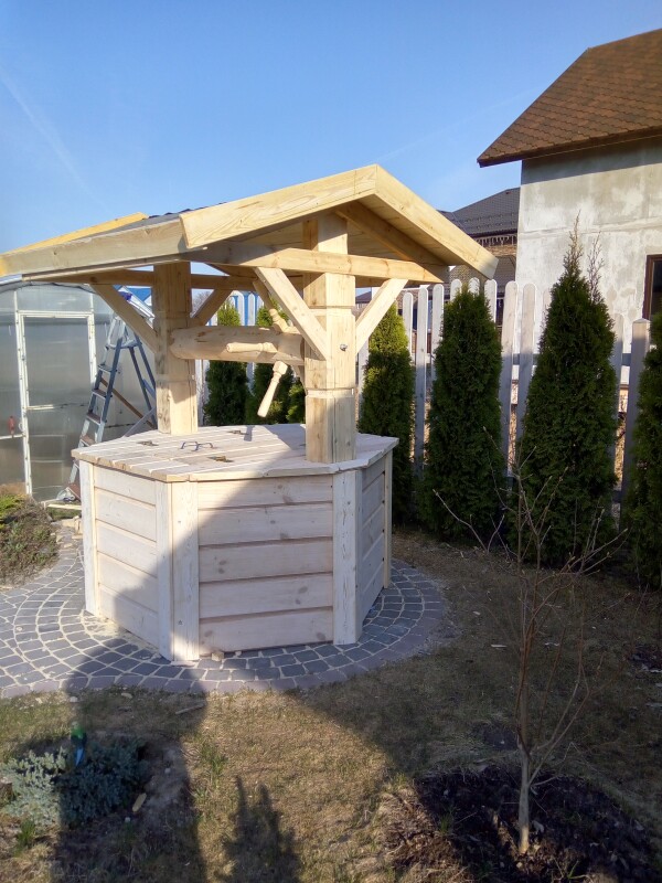 Домик на колодец шестигранный на столбах с блок-хаусом 36 мм и ондулином со сборкой и доставкой