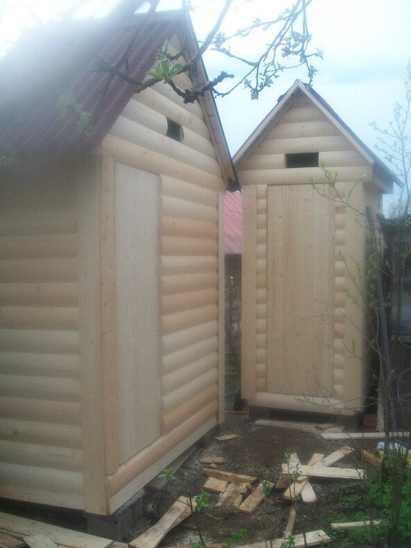 Туалет прямой с двускатной крышей 1.2х1.2 м, блок-хаус 28-36 мм, комплект без сборки