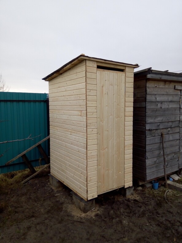 Туалет прямой с двускатной крышей 1х1.2 м, евровагонка, комплект без сборки