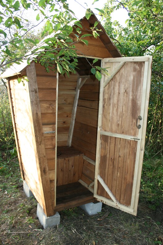 Туалет ТЕРЕМОК с двускатной крышей 0.8х1.2 м, блок-хаус 34-36 мм, комплект без сборки