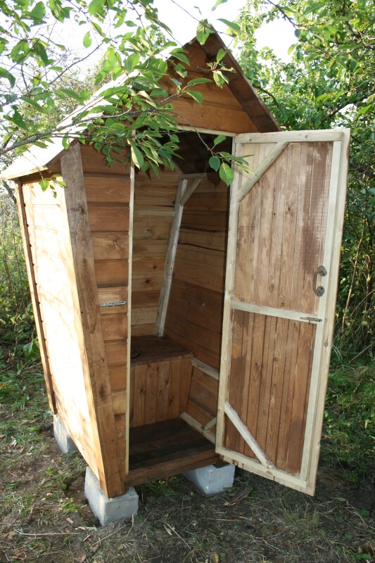 Туалет ТЕРЕМОК с двускатной крышей 0.8х1.2 м, блок-хаус 34-36 мм, со сборкой и доставкой