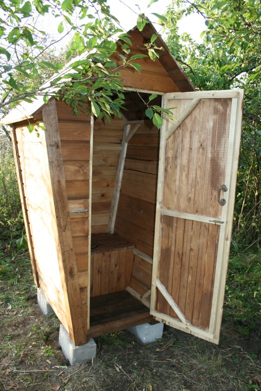 Туалет ТЕРЕМОК с двускатной крышей 0.8х1.2 м, евровагонка, со сборкой и доставкой